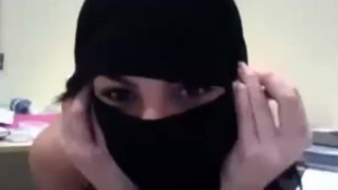 Hijab Arab Cam Girl Maturbates on Cam - شرموطة مسلمة متحجبة