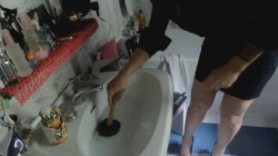 LADY STECKS THE SINK WITH THE SUCTION CUP